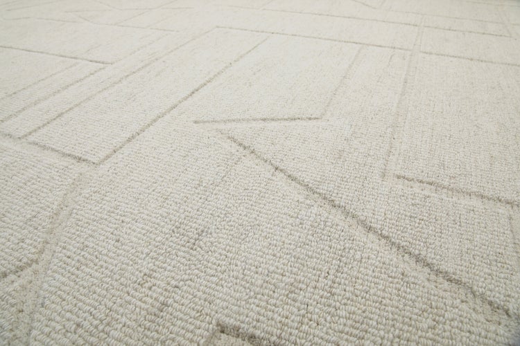 Strukturierter Teppich mit geometrischem Linienmuster und Hoch-Tief-Effekt.