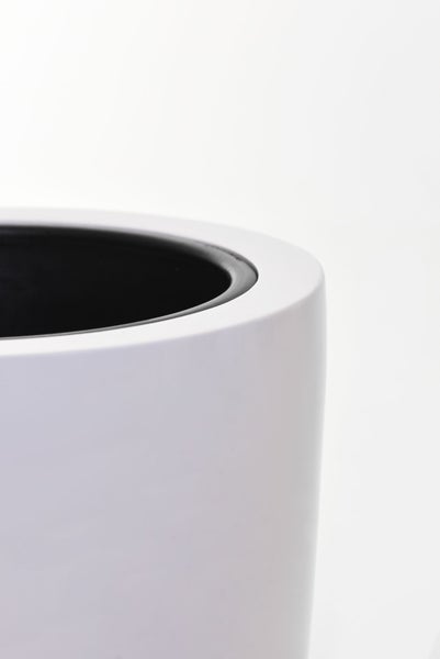 Nahaufnahme eines runden, weißen Pflanzgefäßes aus Kunststoff mit schwarzem Inneneinsatz.