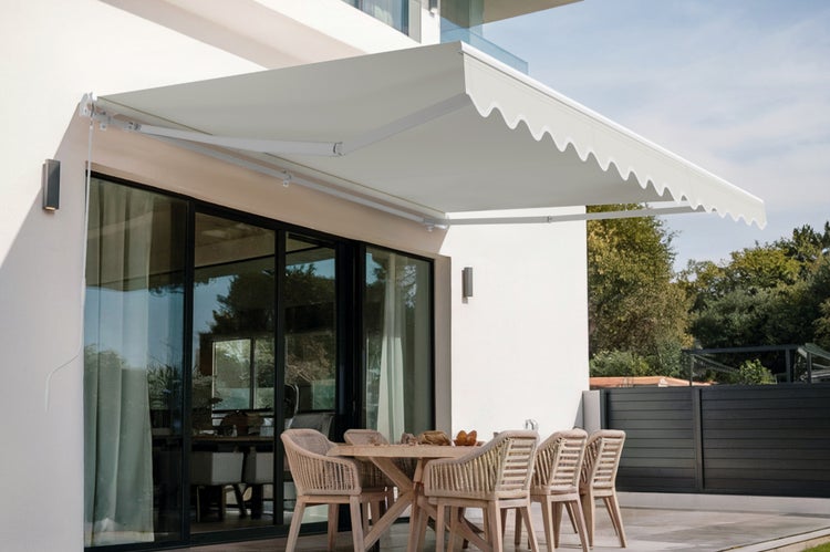 Terrasse mit Markise und Esstischgruppe