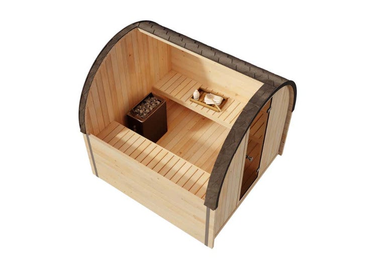 Innenansicht einer modernen Außensauna aus Holz mit zwei Saunabänken, einem Elektroofen mit Saunasteinen und einer Glastür.