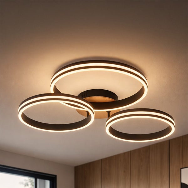 Moderne LED Deckenleuchte mit drei ringförmigen Lichtelementen und Holzoptik Elementen an der Deckenhalterung