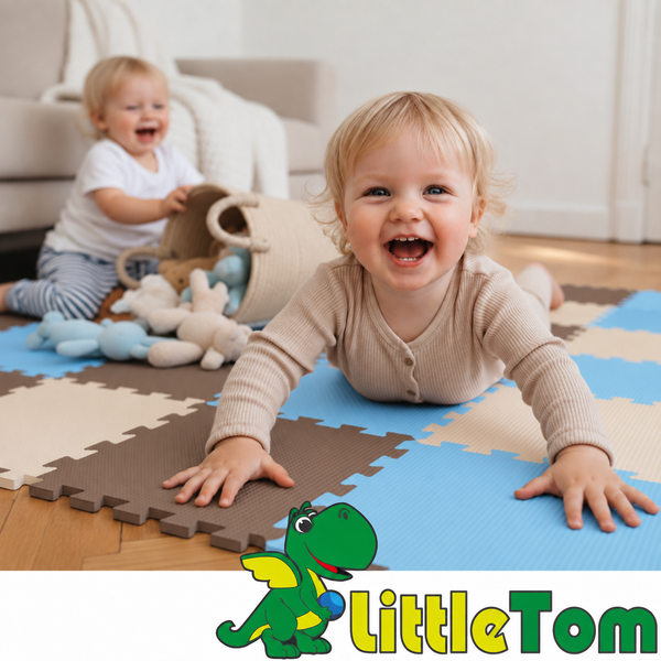 Zwei Kleinkinder spielen auf einer Puzzlematte aus Schaumstoff mit ineinandergreifenden Puzzleteilen, Little Tom Logo