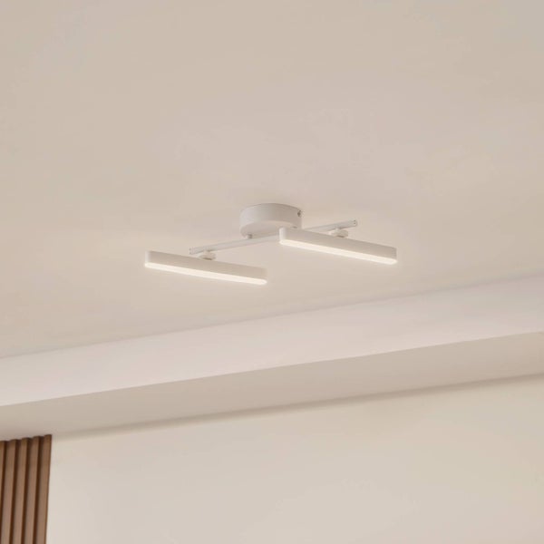 Moderne LED-Deckenleuchte mit zwei schwenkbaren Lichtbalken an einer runden Basis, warmweißes Licht.