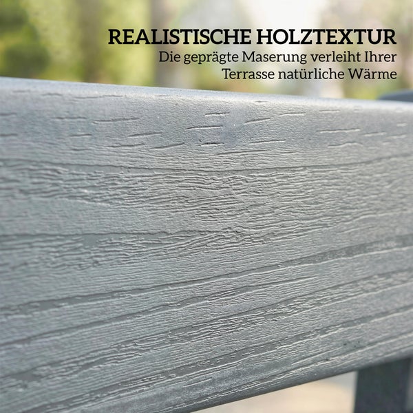 Nahaufnahme einer Terrassendiele aus Kunststoff mit geprägter Holzmaserung für eine realistische Optik.