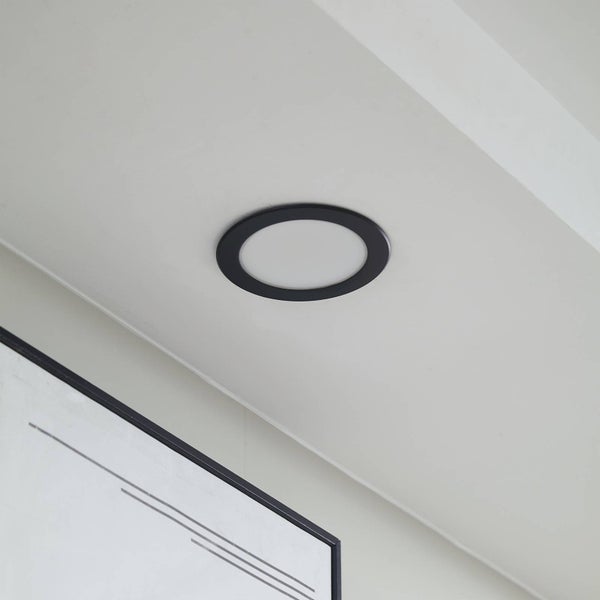 Runder LED-Einbaustrahler mit schwarzem Rahmen.