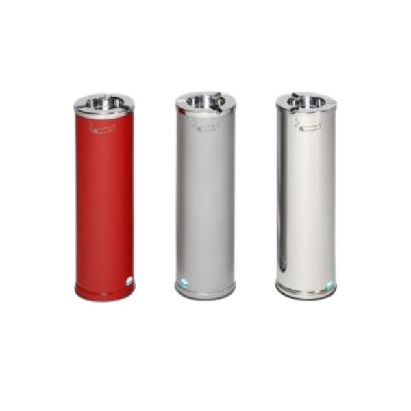 Drei zylindrische Standascher aus Metall in Rot, Silber matt und Chrom glänzend.