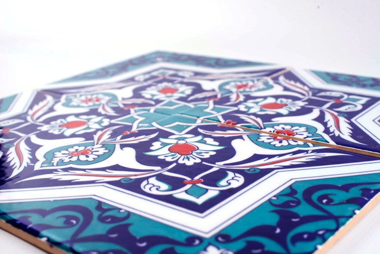 Fliesenmuster mit floralem Design