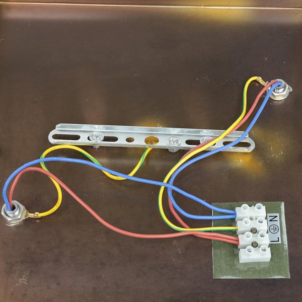 Elektrische Kabel mit Klemme und Montagebügel