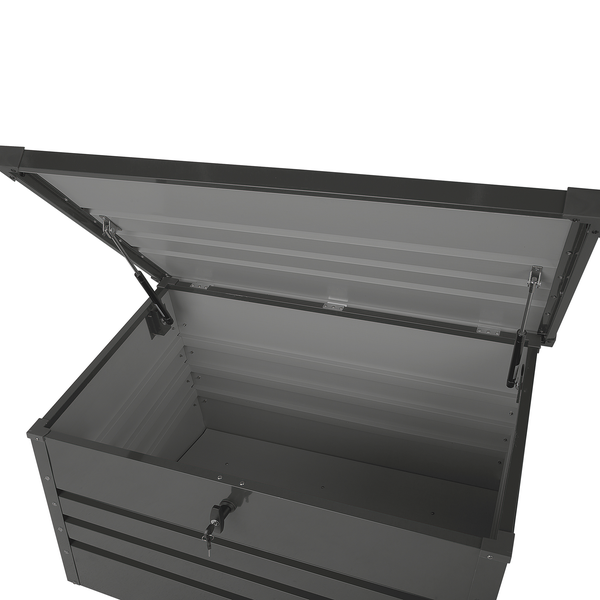 Geöffnete Gartenbox aus Metall mit Gasdruckfedern und Schloss für die sichere Aufbewahrung von Gartenutensilien.