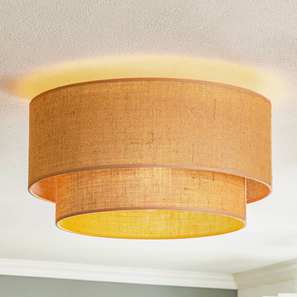 Nahaufnahme von Hauswurzgewächsen mit gelben Blüten zwischen Steinen