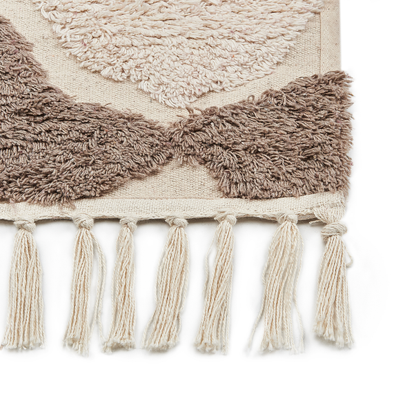 Teppich mit Fransen und Hochflor-Mustern in Herzform