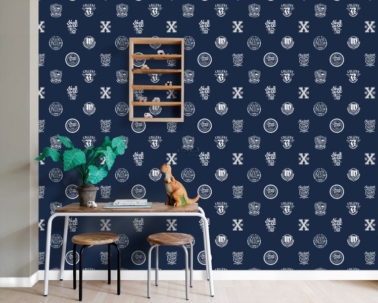 Dekorative Tapete mit College-Motiven im Zimmer, mit Schreibtisch und Stühlen
