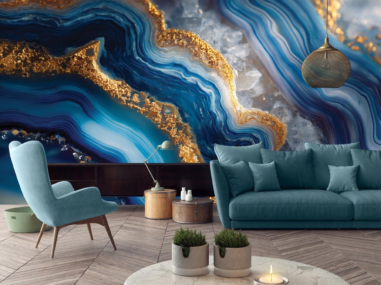 Wohnzimmer mit blauem Sofa, Sessel und Wandbild in Edelsteinoptik