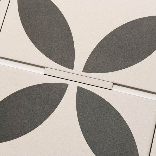 Quadratische Wandfliesen mit blütenförmigem geometrischem Muster aus Segmenten für eine dekorative Fliesenoptik