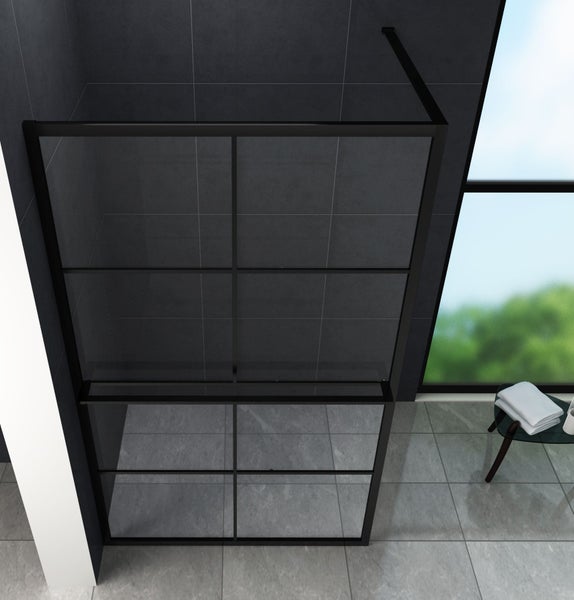 Begehbare Duschkabine mit schwarzem Rahmen und klarem Glas