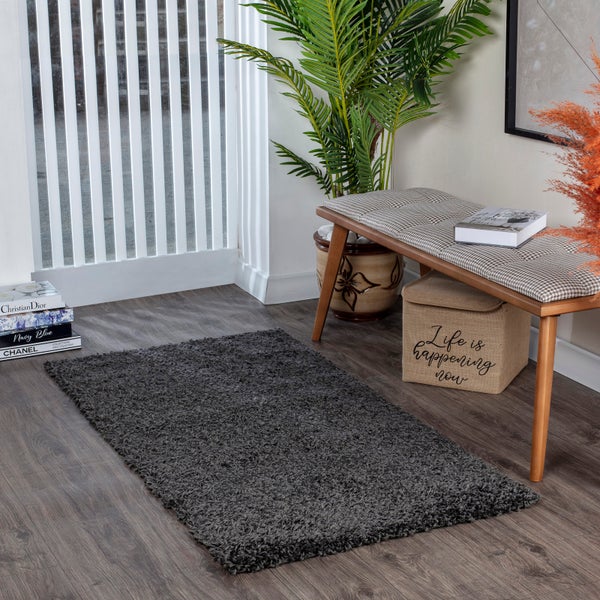 Grauer Teppich im Innenraum.