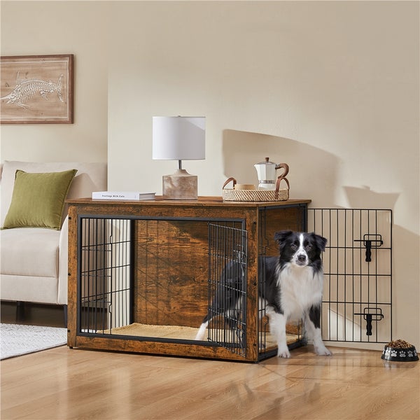 Wohnzimmer mit Hundehütte aus Holz und Gittertür, Hund und Zubehör