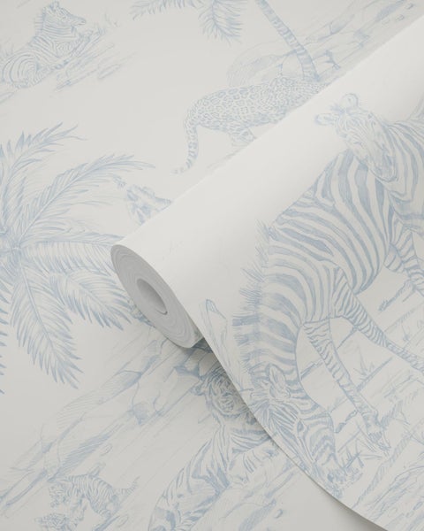 Vliestapete mit Safari-Motiven wie Zebras, Leoparden und Palmen in feiner Skizzenoptik.