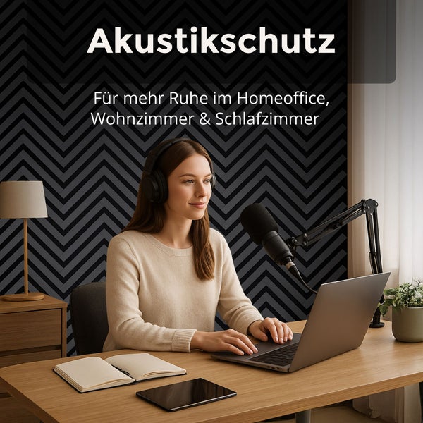 Eine Frau im Homeoffice mit Kopfhörern und Mikrofon vor einer Wand mit dunklem Akustikschutz im Zickzack-Muster.