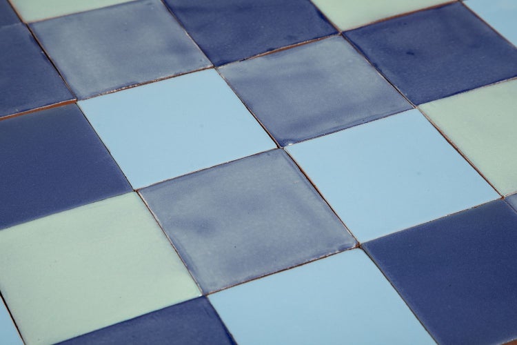 Quadratische Fliesen aus Steingut