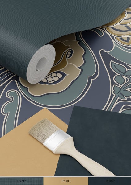 Tapetenrolle mit floralem Muster, Farbmuster und Pinsel