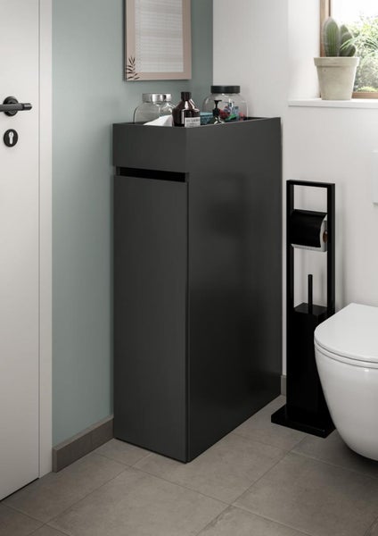Schmaler Badschrank in Anthrazit in einem modernen Badezimmer neben einer Toilette und einem Toilettenpapierhalter.