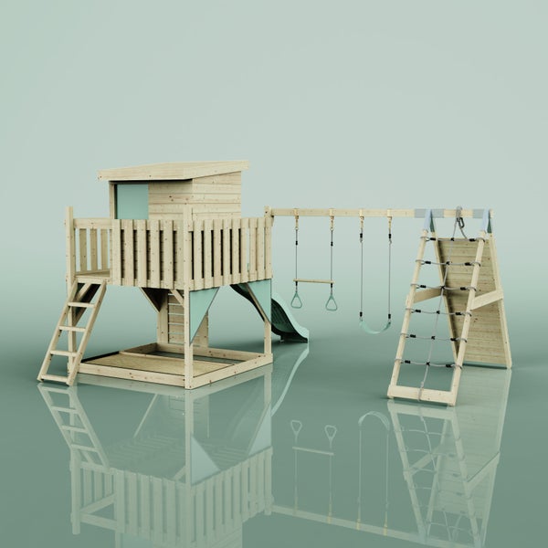 Spielturm aus Holz mit Spielhaus, Rutsche, zwei Schaukeln, Sandkasten und Kletterwand mit Seilnetz.