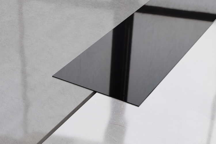 Schwarze Glasplatte auf hellem Untergrund