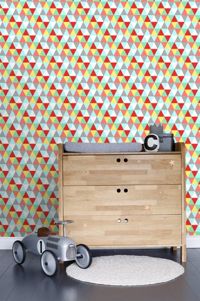 Kinderzimmer mit geometrischer Tapete, Kommode und Spielzeugauto