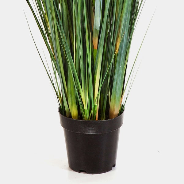 Künstlicher Zweig mit grünen, spitz zulaufenden Blättern.