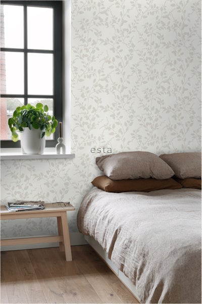 Schlafzimmer mit Tapete mit Blattmuster, Bett und Beistelltisch