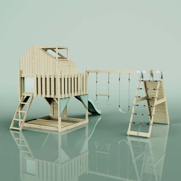 Spielturm aus Holz mit Spielhaus, Rutsche, Schaukeln, Kletterwand und Sandkasten.