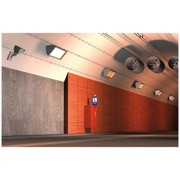 Innenansicht eines Tunnels mit Beleuchtung, Belüftung, Überwachungskamera und Notruftelefon