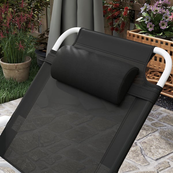Gartenliege mit Metallrahmen und Kopfkissen aus Textilgewebe auf einer Terrasse mit Pflanzen und Steinboden.