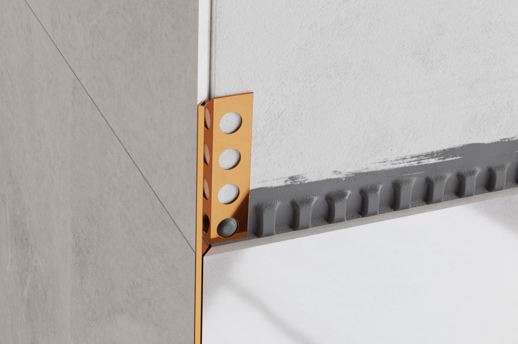 Fliesenprofil aus Metall an Fliese und Wand