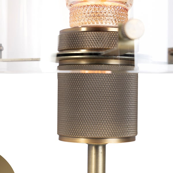 Detailaufnahme einer Lampe mit Metallelementen und einer Glühbirne