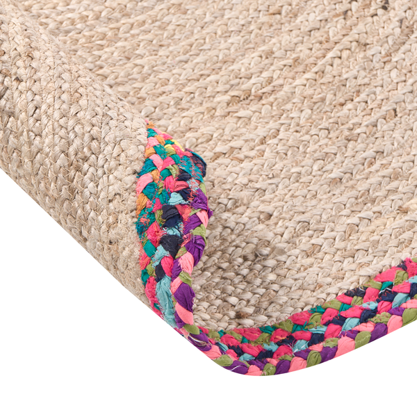 Geflochtener Teppich aus Jute mit bunter Kante.