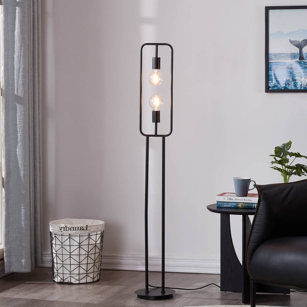 Schwarze Stehlampe mit zwei Glühbirnen in einem Wohnzimmer