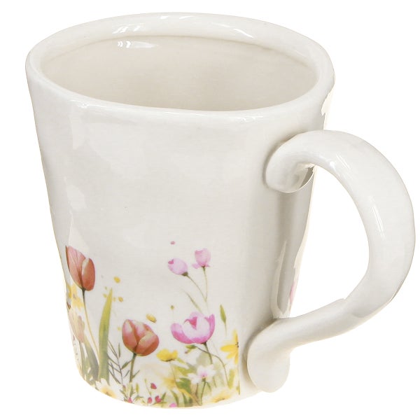 Weiße Keramiktasse mit floralem Muster aus bunten Blumen wie Tulpen und einem geschwungenen Henkel.