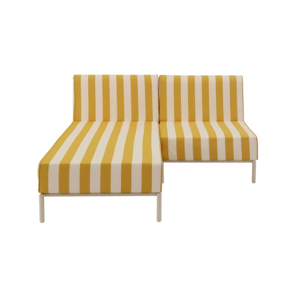 Gelb-weiß gestreiftes Lounge-Sofa mit Chaiselongue und hellem Metallgestell.