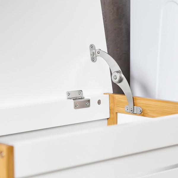 Detailaufnahme eines Möbelstücks mit aufklappbarem Deckel und Beschlägen