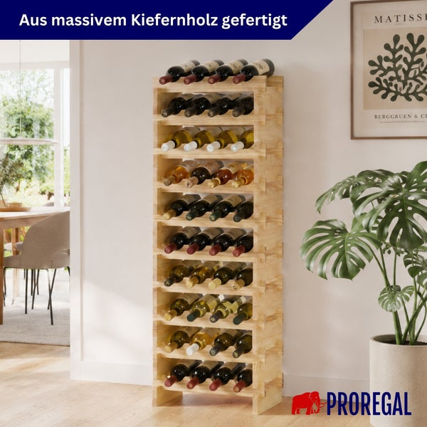 Hohes Weinregal aus hellem, massivem Kiefernholz, gefüllt mit Weinflaschen in einem hellen Wohnzimmer.