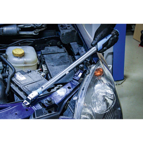 Drehmomentschlüssel im Einsatz am Auto