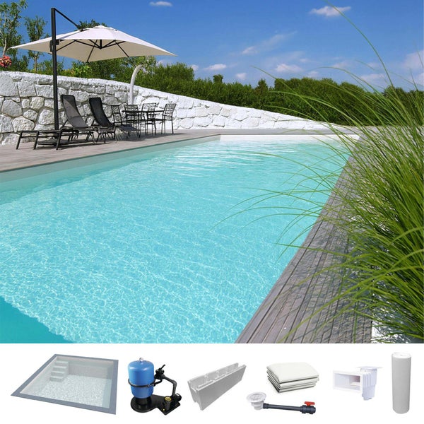 Rechteckiger Einbaupool im Garten mit Holzdeck und Zubehör wie Sandfilteranlage, Skimmer, Poolfolie und Styropor-Systembausteinen.