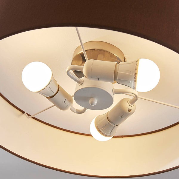 Deckenleuchte mit dunkelbraunem Textilschirm und drei leuchtenden E27 LED-Leuchtmitteln, Innenansicht der Lampenfassung.