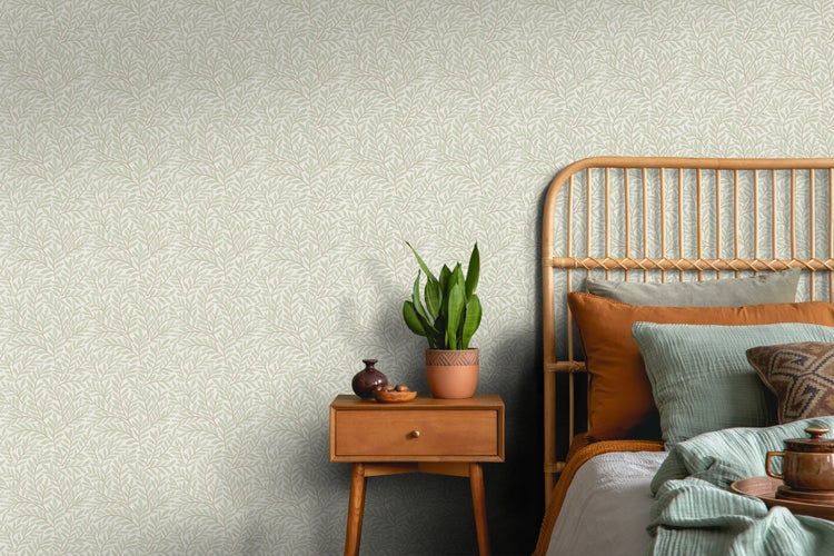 Schlafzimmer mit Blattmuster-Tapete, Holzbett und Nachttisch