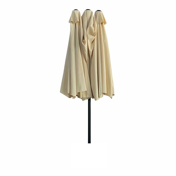 Geschlossener Gartenschirm auf einem Ständer