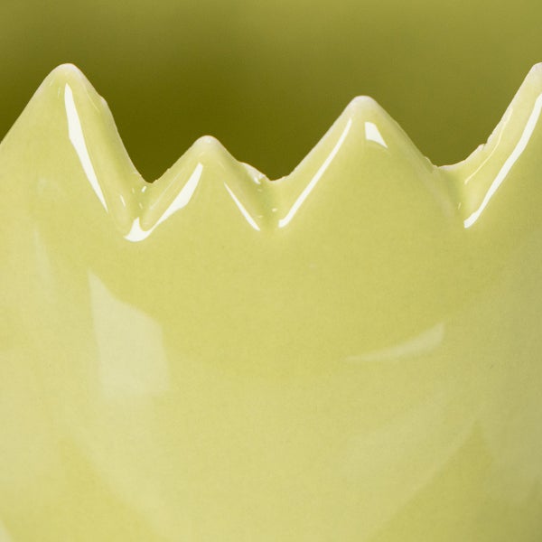 Detailaufnahme einer Keramikschale mit gezacktem Rand