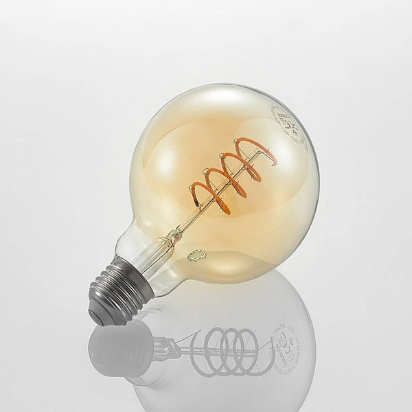 LED-Filament-Leuchtmittel mit E27-Sockel, Globe-Form, bernsteinfarbenem Glas und Spiralkolben für dekorative Beleuchtung.