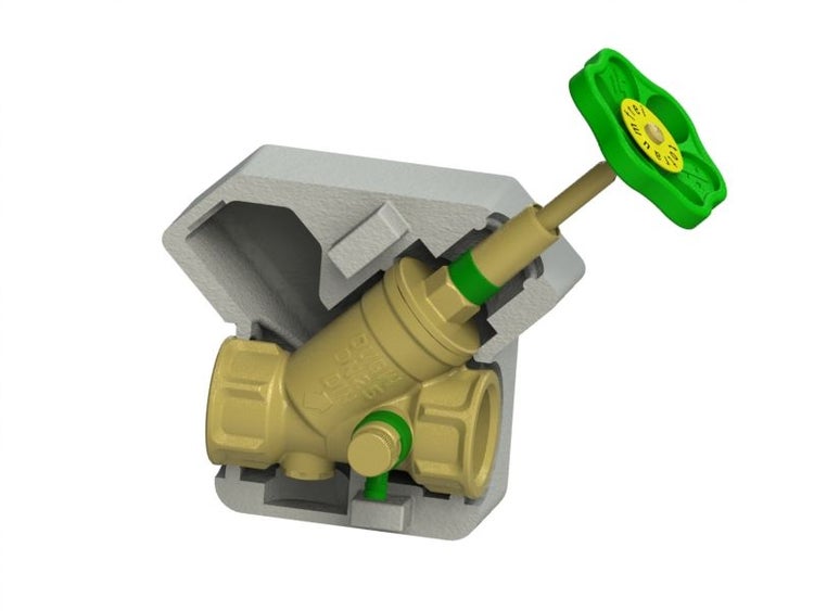 Freistromventil aus Messing mit grauer Dämmschale und grünem Handrad.